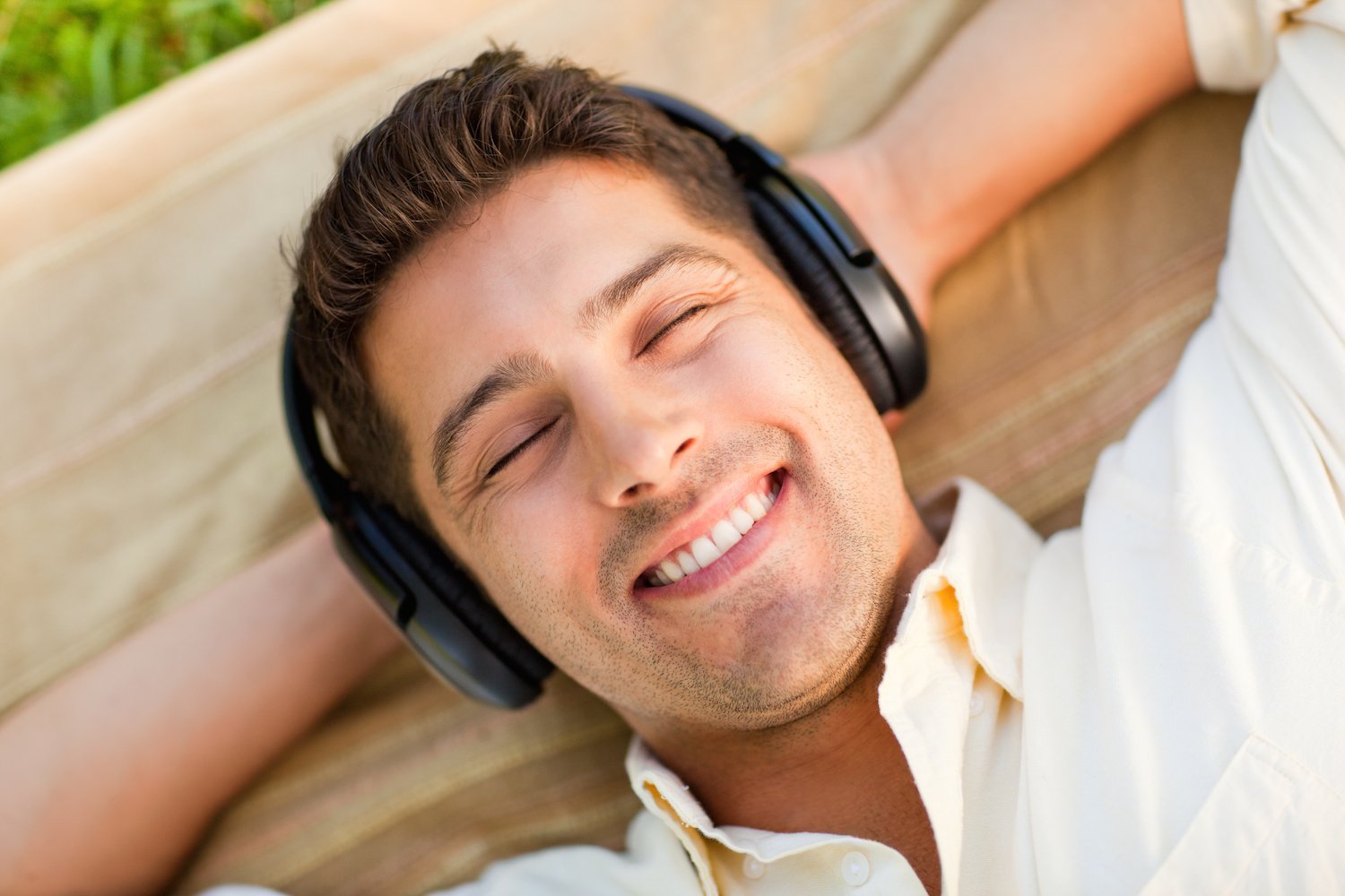 Счастливый мужчина песня. Счастливый мужчина в наушниках. Человек слушает музыку. Парень меломан. Мужчина слушает музыку в парке.